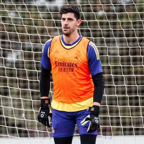 已伤缺八个月!六台:库尔图瓦今天上场单独训练